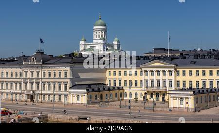 Die Kathedrale von Helsinki erhebt sich an einem hellen Sommertag über der Skyline der Stadt Stockfoto