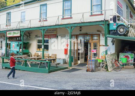 Otira, Neuseeland - Mai 5 2022; Außenansicht alter historischer Kneipe, Stagecoach Hotel, in Arthurs Pass Stockfoto