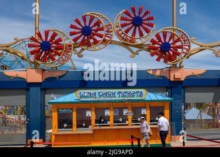 Ticketschalter für den Luna Park auf der Promenade in Coney Island, Brooklyn, NYC Stockfoto