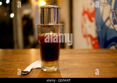 Vietnamesische Tropfen Eiskaffee auf den Tisch Stockfoto
