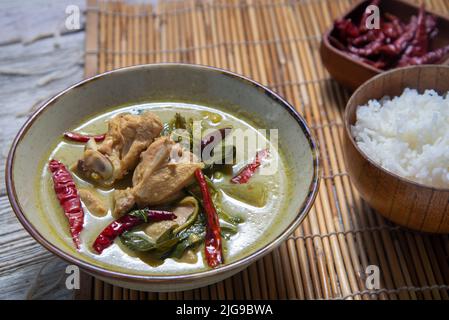 Grünes Fleisch mit Huhn. Grünes, mit Huhn schmeckendes, ist das beliebte Essen. Stockfoto