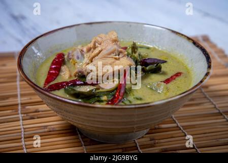 Grünes Fleisch mit Huhn. Grünes, mit Huhn schmeckendes, ist das beliebte Essen. Stockfoto