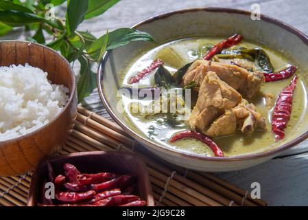 Grünes Fleisch mit Huhn. Grünes, mit Huhn schmeckendes, ist das beliebte Essen. Stockfoto