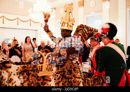 08. Juli 2022, Rheinland-Pfalz, Bad Dürkheim: Céphas Bansah, afrikanischer König aus Rheinland-Pfalz, wird bei der Preisverleihung des Karnevalsvereins „Derkemer Grawler“ im Kurhaus auf einem Palanquin in den Ballsaal getragen. Prominente Personen werden unterschieden, die sich in gesellschaftlich wichtigen Bereichen verdienstvoll gemacht haben. Bansah lebt seit 1970 in Ludwigshafen und betreut aus der Ferne mehr als 300.000 Menschen aus dem Stamm der Ewe in Ghana. Foto: Uwe Anspach/dpa Stockfoto