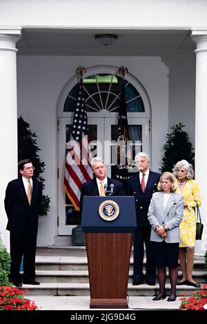 US-Präsident Bill Clinton hält während einer Veranstaltung anlässlich des 35.. Jahrestages des Friedenskorps im Rosengarten des Weißen Hauses am 8. Juni 1996 in Washington, D.C., die von links nach rechts mit Clinton steht, Bemerkungen ab: Mark Geran, Direktor des Friedenskorps, Präsident Bill Clinton, Sargent Shriver, Mandy Jackson, Volunteer des Friedenskorps und Eunice Kennedy Shriver. Stockfoto