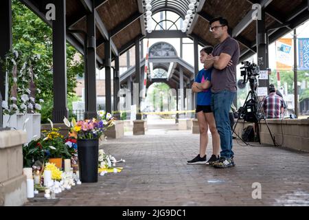 Highland Park, USA. 08.. Juli 2022. Trauernde besuchen am Freitag, dem 8. Juli 2022, ein Denkmal für die Opfer der Massenschießerei vom 4.. Juli im Highland Park, IL. (Foto von Christopher Dilts/Sipa USA) Quelle: SIPA USA/Alamy Live News Stockfoto