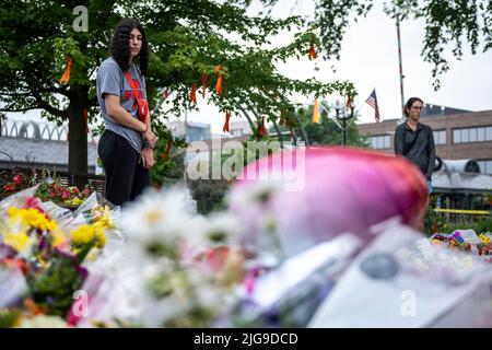 Highland Park, USA. 08.. Juli 2022. Trauernde besuchen am Freitag, dem 8. Juli 2022, ein Denkmal für die Opfer der Massenschießerei vom 4.. Juli im Highland Park, IL. (Foto von Christopher Dilts/Sipa USA) Quelle: SIPA USA/Alamy Live News Stockfoto