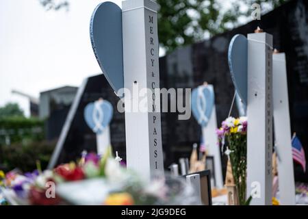 Highland Park, USA. 08.. Juli 2022. Marker erinnern an die Opfer der Massenschießerei vom 4.. Juli im Highland Park, IL, am Freitag, den 8. Juli 2022. (Foto von Christopher Dilts/Sipa USA) Quelle: SIPA USA/Alamy Live News Stockfoto