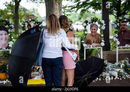 Highland Park, USA. 08.. Juli 2022. Trauernde besuchen am Freitag, dem 8. Juli 2022, ein Denkmal für die Opfer der Massenschießerei vom 4.. Juli im Highland Park, IL. (Foto von Christopher Dilts/Sipa USA) Quelle: SIPA USA/Alamy Live News Stockfoto