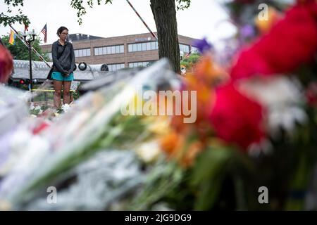 Highland Park, USA. 08.. Juli 2022. Ein Trauermann besucht am Freitag, dem 8. Juli 2022, ein Denkmal für die Opfer der Massenschießerei vom 4.. Juli im Highland Park, IL. (Foto von Christopher Dilts/Sipa USA) Quelle: SIPA USA/Alamy Live News Stockfoto