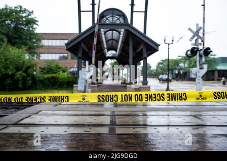 Highland Park, USA. 08.. Juli 2022. Polizeistreifen markieren den Schauplatz der Massenschießerei vom 4.. Juli im Highland Park, IL, am Freitag, den 8. Juli 2022. (Foto von Christopher Dilts/Sipa USA) Quelle: SIPA USA/Alamy Live News Stockfoto