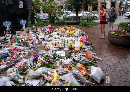 Highland Park, USA. 08.. Juli 2022. Trauernde besuchen am Freitag, dem 8. Juli 2022, ein Denkmal für die Opfer der Massenschießerei vom 4.. Juli im Highland Park, IL. (Foto von Christopher Dilts/Sipa USA) Quelle: SIPA USA/Alamy Live News Stockfoto