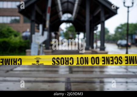 Highland Park, USA. 08.. Juli 2022. Polizeistreifen markieren den Schauplatz der Massenschießerei vom 4.. Juli im Highland Park, IL, am Freitag, den 8. Juli 2022. (Foto von Christopher Dilts/Sipa USA) Quelle: SIPA USA/Alamy Live News Stockfoto