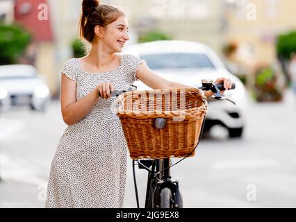 Hübsches Mädchen in der Stadt Stockfoto