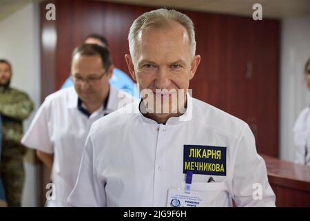 Dnipro, Ukraine. 08.. Juli 2022. Dr. Serhiy Ryzhenko, Chefarzt des regionalen Klinikkrankenhauses Mechnikov, bei einem Besuch des ukrainischen Präsidenten Wolodymyr Zelenskyy am 8. Juli 2022 in Dnipro, Dnipropetrovsk, Ukraine. Kredit: Ukrainische Präsidentschaft/Ukrainische Presidential Press Office/Alamy Live Nachrichten Stockfoto