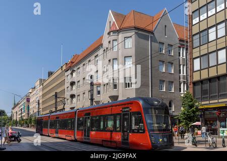 Eine neue Straßenbahn fährt durch Tampere Hauptstraße - Hämeenkatu Stockfoto