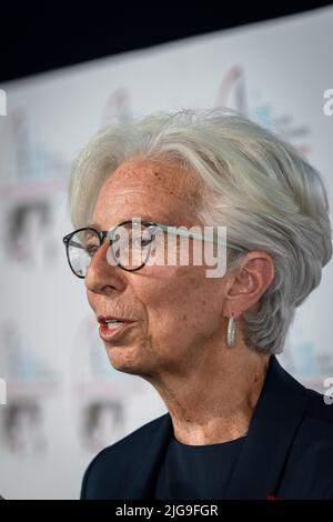 Aix En Provence, Frankreich. 08.. Juli 2022. Porträt von Christine Lagarde, Präsidentin der Europäischen Zentralbank (EZB) bei einer Sitzung. Christine Lagarde, Präsidentin der Europäischen Zentralbank (EZB), eröffnete die XXIInd Rencontres Economiques d'Aix-en-Provence mit der Frage: „Welches Risiko besteht für die Welt?“. (Foto: Laurent Coust/SOPA Images/Sipa USA) Quelle: SIPA USA/Alamy Live News Stockfoto