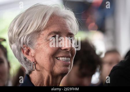 Aix En Provence, Frankreich. 08.. Juli 2022. Porträt von Christine Lagarde, Präsidentin der Europäischen Zentralbank (EZB) bei einer Sitzung. Christine Lagarde, Präsidentin der Europäischen Zentralbank (EZB), eröffnete die XXIInd Rencontres Economiques d'Aix-en-Provence mit der Frage: „Welches Risiko besteht für die Welt?“. (Foto: Laurent Coust/SOPA Images/Sipa USA) Quelle: SIPA USA/Alamy Live News Stockfoto