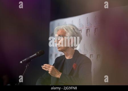 Aix En Provence, Frankreich. 08.. Juli 2022. Porträt von Christine Lagarde, Präsidentin der Europäischen Zentralbank (EZB) bei einer Sitzung. Christine Lagarde, Präsidentin der Europäischen Zentralbank (EZB), eröffnete die XXIInd Rencontres Economiques d'Aix-en-Provence mit der Frage: „Welches Risiko besteht für die Welt?“. Kredit: SOPA Images Limited/Alamy Live Nachrichten Stockfoto