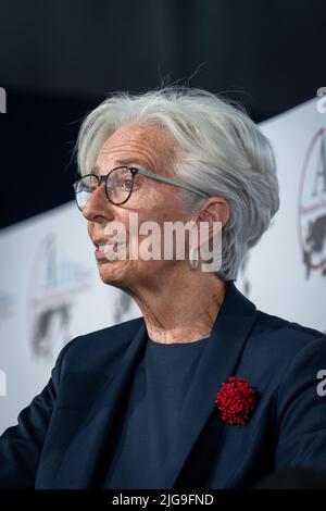 Aix En Provence, Frankreich. 08.. Juli 2022. Porträt von Christine Lagarde, Präsidentin der Europäischen Zentralbank (EZB) bei einer Sitzung. Christine Lagarde, Präsidentin der Europäischen Zentralbank (EZB), eröffnete die XXIInd Rencontres Economiques d'Aix-en-Provence mit der Frage: „Welches Risiko besteht für die Welt?“. Kredit: SOPA Images Limited/Alamy Live Nachrichten Stockfoto