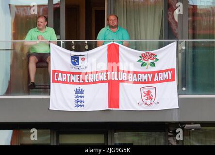 8.. Juli 2022, Old Trafford, Manchester, England: Vitality Blast T20 Cricket, Lancashire versus Essex: Cartmel-Fans beobachten vom Hotelbalkon Credit: Action Plus Sports Images/Alamy Live News Stockfoto