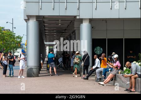 Toronto, Kanada. 8.. Juli 2022. Ein massiver Netzwerkausfall in Kanada durch Rogers Communications hat viele in Toronto gezwungen, öffentliches WLAN wie das in Starbucks Coffee zu nutzen, um auf E-Mails und das Internet zuzugreifen. Der Netzwerkausfall beeinflusste Kommunikation, Telefonsysteme, Banken und sogar 911 Systeme. Dominic Chan/EXimages Stockfoto