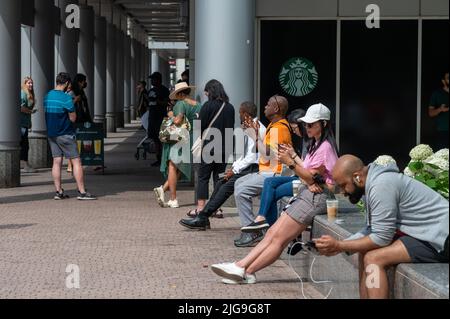 Toronto, Kanada. 8.. Juli 2022. Ein massiver Netzwerkausfall in Kanada durch Rogers Communications hat viele in Toronto gezwungen, öffentliches WLAN wie das in Starbucks Coffee zu nutzen, um auf E-Mails und das Internet zuzugreifen. Der Netzwerkausfall beeinflusste Kommunikation, Telefonsysteme, Banken und sogar 911 Systeme. Dominic Chan/EXimages Stockfoto