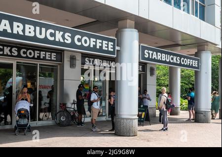 Toronto, Kanada. 8.. Juli 2022. Ein massiver Netzwerkausfall in Kanada durch Rogers Communications hat viele in Toronto gezwungen, öffentliches WLAN wie das in Starbucks Coffee zu nutzen, um auf E-Mails und das Internet zuzugreifen. Der Netzwerkausfall beeinflusste Kommunikation, Telefonsysteme, Banken und sogar 911 Systeme. Dominic Chan/EXimages Stockfoto