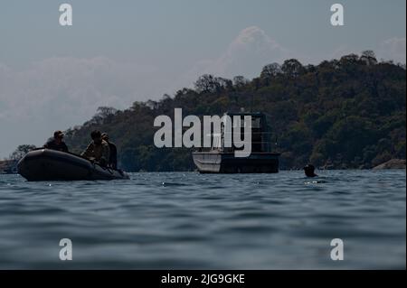 Mitglieder der Malawiischen Seewaffe erhalten von einem US-Team der Operational Detachment Alpha (ODA) während eines Joint Combined Exchange Training (JCET) in Monkey Bay, Malawi, 16. Juni 2022, Unterricht bei maritimes Operations Scout Schwimmtechniken. Die JCETS verbessern die Beziehungen der USA zu den Partnerländern durch den Aufbau und die Aufrechterhaltung kritischer militärisch-militärischer Verbindungen sowie die Verbesserung der gemeinsamen und verbündeten Bereitschaft und Interoperabilität. (USA Foto der Luftwaffe von Staff Sgt. Sean Carnes) Stockfoto