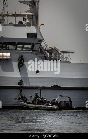 Mitglieder der senegalesischen Compagnie Fusilier de Marin Commando demonstrieren live ihre Fähigkeiten beim Naval Infantry Leadership Symposium - Africa (NILS-A) 2022 in Dakar, Senegal, 7. Juli 2022. NILS -A ist ein multinationales, auf Afrika ausgerichtetes Forum, das Partnerländer mit Meereskräften und Marineinfantrien zusammenbringt, um Interoperabilität, Krisenreaktionsfähigkeiten zu entwickeln und Beziehungen zu fördern, die Afrikas maritime Sicherheit verbessern werden. (USA Marine Corps Foto von Sgt. William Chockey) Stockfoto