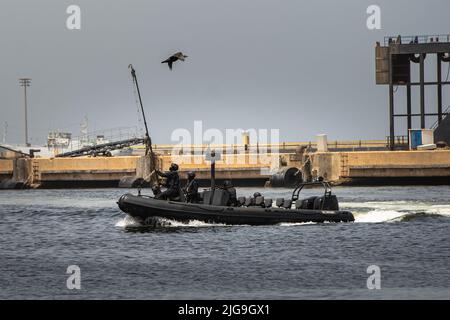 Mitglieder der senegalesischen Compagnie Fusilier de Marin Commando demonstrieren live ihre Fähigkeiten beim Naval Infantry Leadership Symposium - Africa (NILS-A) 2022 in Dakar, Senegal, 7. Juli 2022. NILS -A ist ein multinationales, auf Afrika ausgerichtetes Forum, das Partnerländer mit Meereskräften und Marineinfantrien zusammenbringt, um Interoperabilität, Krisenreaktionsfähigkeiten zu entwickeln und Beziehungen zu fördern, die Afrikas maritime Sicherheit verbessern werden. (USA Marine Corps Foto von Sgt. William Chockey) Stockfoto