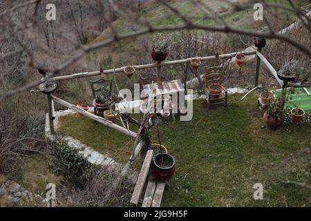 Wintergarten in den Bergen mit Holzzaun Stockfoto