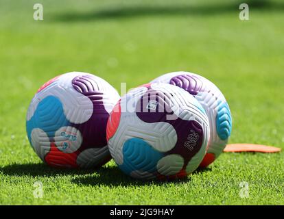 Milton Keynes, England, 8.. Juli 2022. Matchballs während des Spiels der UEFA Women's European Championship 2022 im Stadion:mk, Milton Keynes. Bildnachweis sollte lauten: David Klein / Sportimage Stockfoto