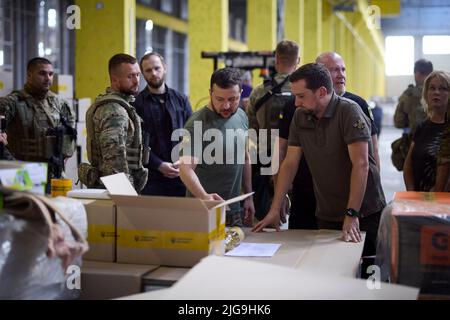 Dnipro, Ukraine. 08.. Juli 2022. Der ukrainische Präsident Wolodymyr Zelenskyy besichtigt am 8. Juli 2022 ein Verteilzentrum für humanitäre Hilfe im Mechnikov-Krankenhaus in Dnipro, Dnipropetrovsk, Ukraine. Kredit: Ukrainische Präsidentschaft/Ukrainische Presidential Press Office/Alamy Live Nachrichten Stockfoto