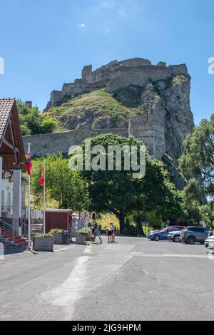 Die Burg Devin, eine wunderschöne Burg in Ruinen auf einer Klippe, ist charaktervoll und verkörpert die slawische Kultur. Stockfoto