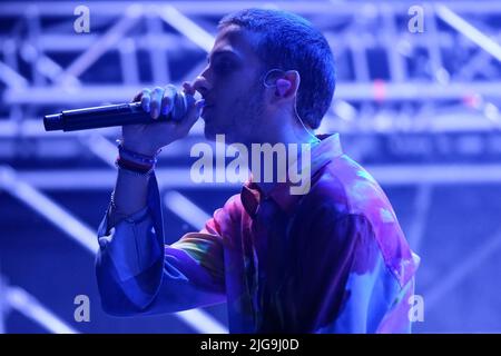 Mantua, Italien. 7.. Juli 2022. Die italienische Sängerin Giovanni Pietro Damian, die mit dem Pseudonym Sangiovanni bekannt ist, tritt während ihres Live-Vorhabens im Sordello Place in Mantua für die HIS Cadere Volare-Tour auf.Credit: Roberto Tommasini/Alamy Live News Credit: Roberto Tommasini/Alamy Live News Stockfoto