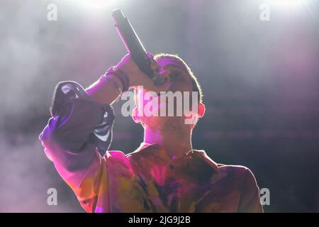 Mantua, Italien. 7.. Juli 2022. Die italienische Sängerin Giovanni Pietro Damian, die mit dem Pseudonym Sangiovanni bekannt ist, tritt während ihres Live-Vorhabens im Sordello Place in Mantua für die HIS Cadere Volare-Tour auf.Credit: Roberto Tommasini/Alamy Live News Credit: Roberto Tommasini/Alamy Live News Stockfoto