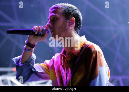 Mantua, Italien. 7.. Juli 2022. Die italienische Sängerin Giovanni Pietro Damian, die mit dem Pseudonym Sangiovanni bekannt ist, tritt während ihres Live-Vorhabens im Sordello Place in Mantua für die HIS Cadere Volare-Tour auf.Credit: Roberto Tommasini/Alamy Live News Credit: Roberto Tommasini/Alamy Live News Stockfoto