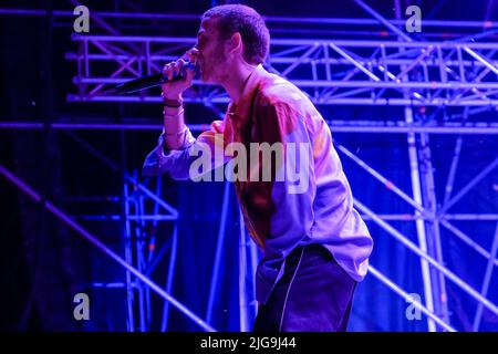 Mantua, Italien. 7.. Juli 2022. Die italienische Sängerin Giovanni Pietro Damian, die mit dem Pseudonym Sangiovanni bekannt ist, tritt während ihres Live-Vorhabens im Sordello Place in Mantua für die HIS Cadere Volare-Tour auf.Credit: Roberto Tommasini/Alamy Live News Credit: Roberto Tommasini/Alamy Live News Stockfoto