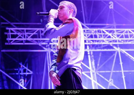 Mantua, Italien. 7.. Juli 2022. Die italienische Sängerin Giovanni Pietro Damian, die mit dem Pseudonym Sangiovanni bekannt ist, tritt während ihres Live-Vorhabens im Sordello Place in Mantua für die HIS Cadere Volare-Tour auf.Credit: Roberto Tommasini/Alamy Live News Credit: Roberto Tommasini/Alamy Live News Stockfoto