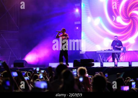 Mantua, Italien. 7.. Juli 2022. Die italienische Sängerin Giovanni Pietro Damian, die mit dem Pseudonym Sangiovanni bekannt ist, tritt während ihres Live-Vorhabens im Sordello Place in Mantua für die HIS Cadere Volare-Tour auf.Credit: Roberto Tommasini/Alamy Live News Credit: Roberto Tommasini/Alamy Live News Stockfoto