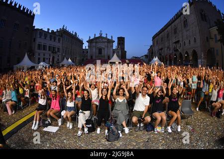 Mantova, Italien. 08.. Juli 2022. Fans auf der piazza Sordello besuchen Sangiovanni's Live während Sangiovanni - Cadere Volare Live 2022, Italienischer Sänger Musikkonzert in Mantova, Italien, Juli 08 2022 Quelle: Independent Photo Agency/Alamy Live News Stockfoto