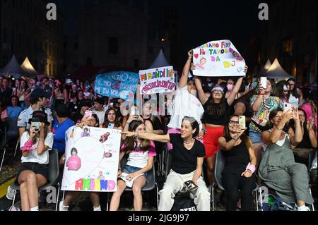 Mantova, Italien. 08.. Juli 2022. Fans auf der piazza Sordello besuchen Sangiovanni's Live während Sangiovanni - Cadere Volare Live 2022, Italienischer Sänger Musikkonzert in Mantova, Italien, Juli 08 2022 Quelle: Independent Photo Agency/Alamy Live News Stockfoto