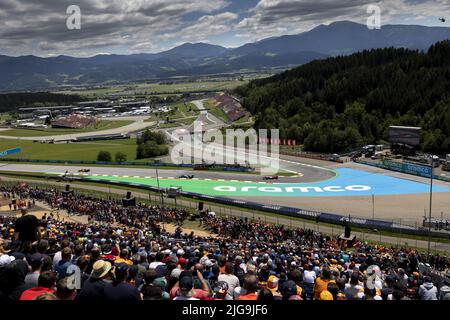 10 GASLY Pierre (Fra), Scuderia AlphaTauri AT03, 24 ZHOU Guanyu (Chi), Alfa Romeo F1 Team ORLEN C42, Actionslandschaft, Paysage, Illustration, Zuschauer, Fans, Tribünen, Gradins, während der Formel 1 Rolex großer Preis von Osterreich 2022, 2022 großer Preis von Österreich, 11. Runde der FIA Formel 1 Weltmeisterschaft 2022 vom 8. Bis 10. Juli 2022 auf dem Red Bull Ring, in Spielberg, Österreich - Foto: Dppi/DPPI/LiveMedia Stockfoto