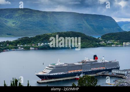 Blick auf das Cunard Queen Victoria-Schiff, das in Alesund, Norwegen, angedockt ist Stockfoto