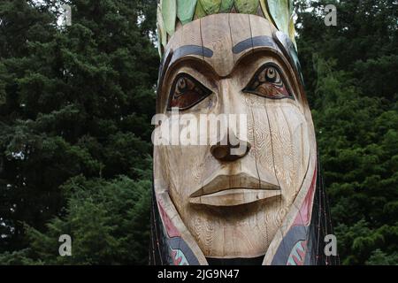 Totempfahl im Sitka National Historic Park, Sitka, Alaska, USA Stockfoto