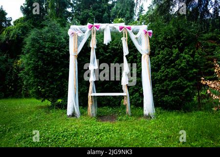 Hochzeitsbogen, Hochzeitsbogen Konzept Idee im Grünen der Waldgegend Stockfoto