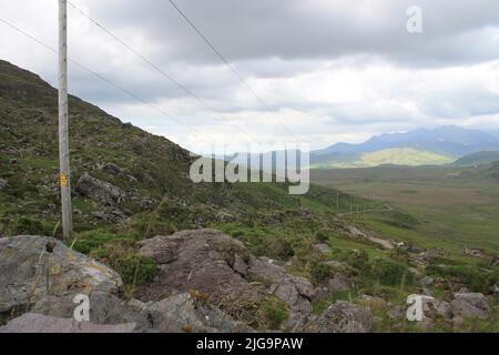 Schmale, kurvenreiche Straße auf Valentia Island, County Kerry, Irland Stockfoto