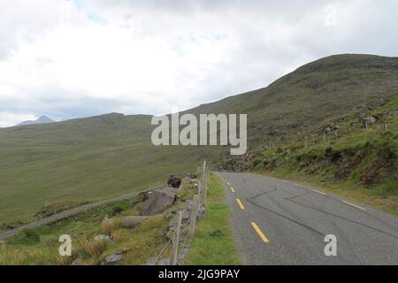 Schmale, kurvenreiche Straße auf Valentia Island, County Kerry, Irland Stockfoto