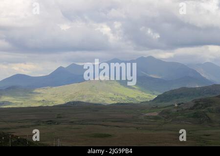 Schmale, kurvenreiche Straße auf Valentia Island, County Kerry, Irland Stockfoto